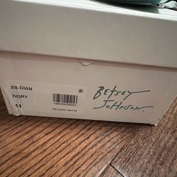 Betsey Johnson Floral Lace White Heels - Picture 4 of 4